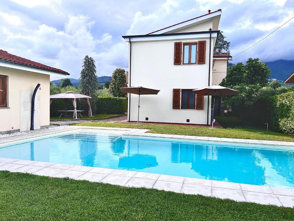 Bazén v ubytovaní Villa Anna with pool and lift alebo v jeho blízkosti