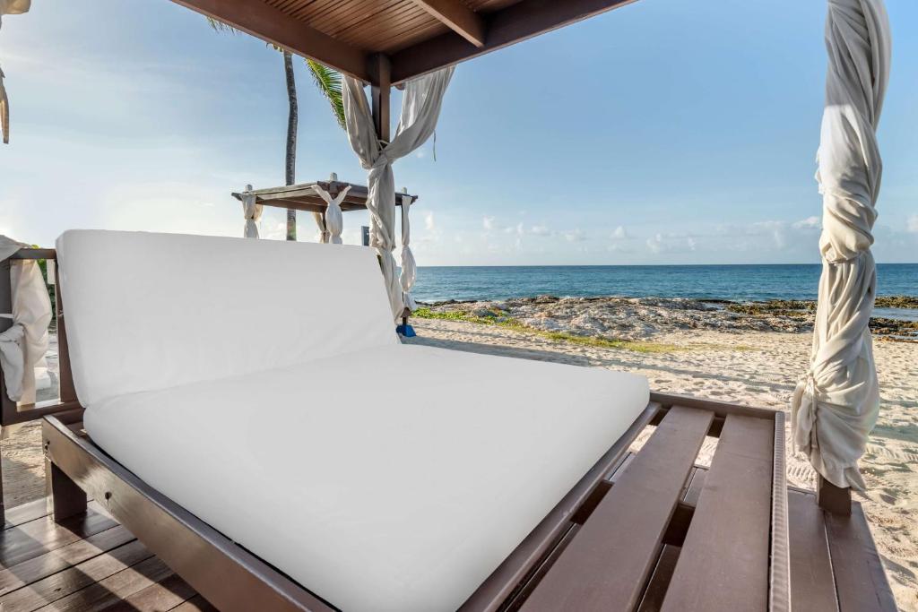 a bed on the beach with the ocean in the background at Hilton Vacation Club Flamingo Beach Sint Maarten in Simpson Bay