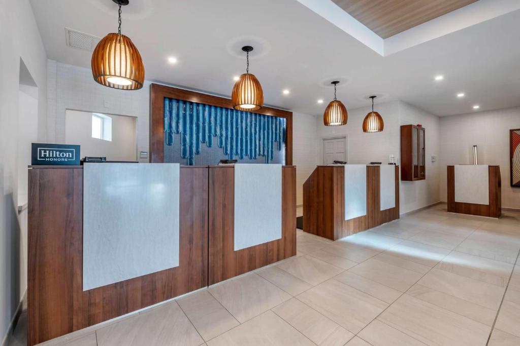 a salon with wooden dividers in a room at Hilton Vacation Club Flamingo Beach Sint Maarten in Simpson Bay