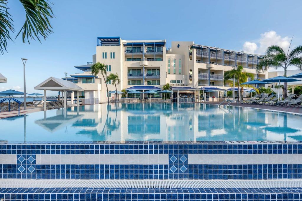 uma grande piscina em frente a um hotel em Hilton Vacation Club Flamingo Beach Sint Maarten em Simpson Bay