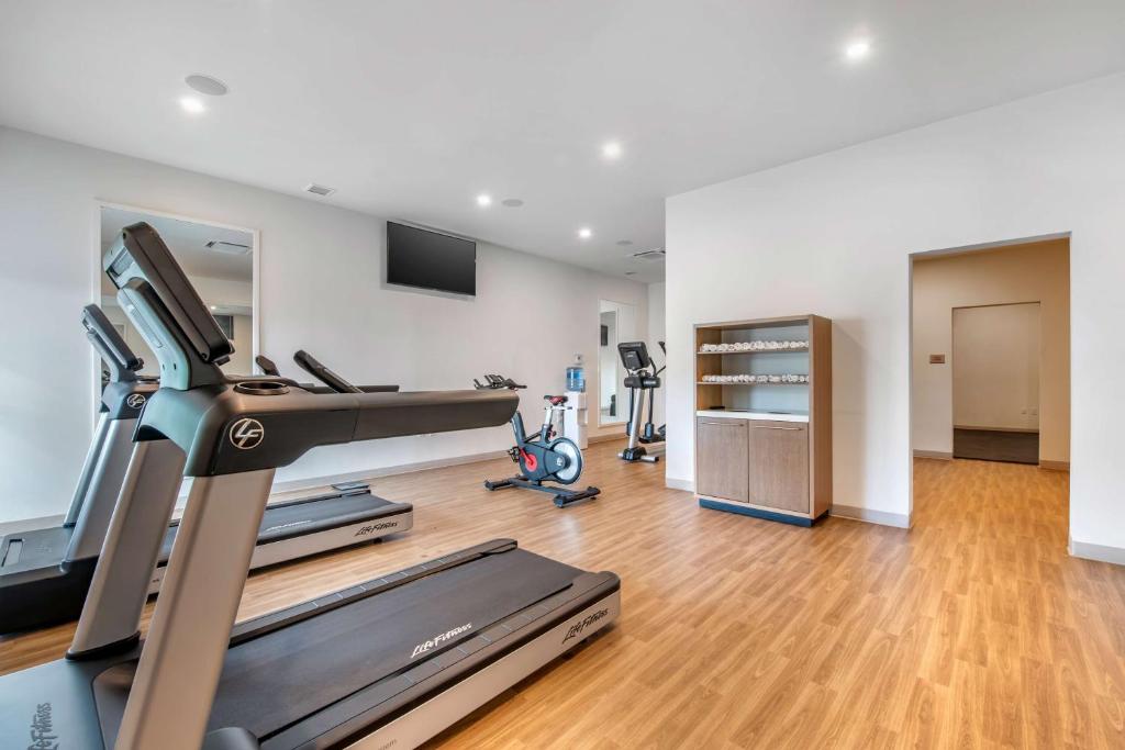 a gym with a treadmill and ellipticals in a room at Hilton Vacation Club Flamingo Beach Sint Maarten in Simpson Bay