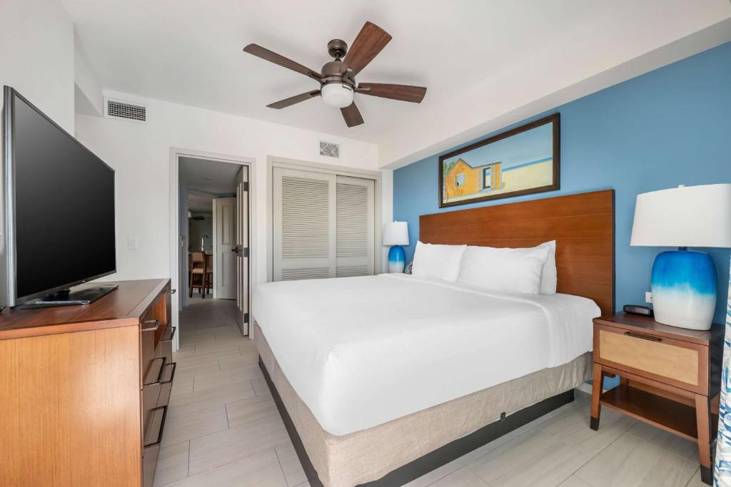 a bedroom with a bed and a flat screen tv at Hilton Vacation Club Flamingo Beach Sint Maarten in Simpson Bay