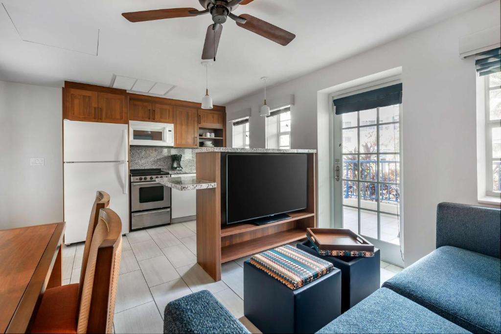a living room with a flat screen tv and a kitchen at Hilton Vacation Club Flamingo Beach Sint Maarten in Simpson Bay
