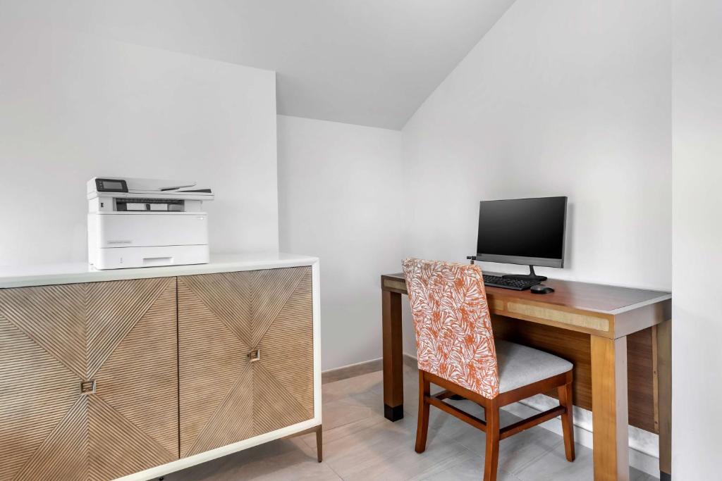 a room with a desk with a computer and a chair at Hilton Vacation Club Flamingo Beach Sint Maarten in Simpson Bay