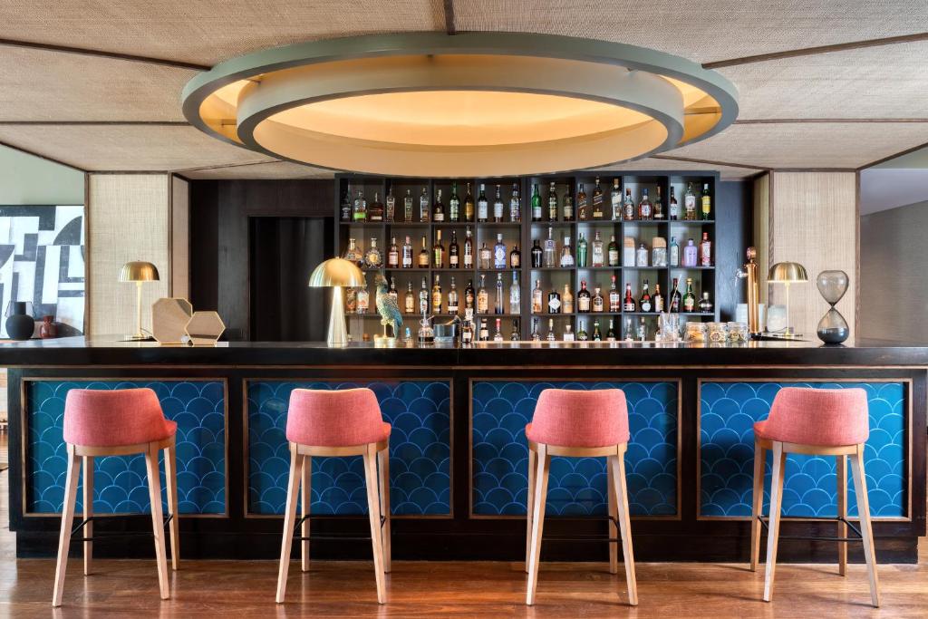 De lounge of bar bij Domes Lake Algarve, Autograph Collection