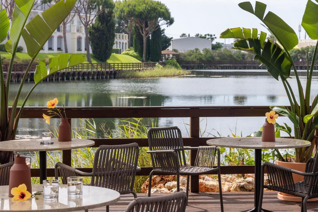 Uitzicht op een rivier vlak bij het hotel