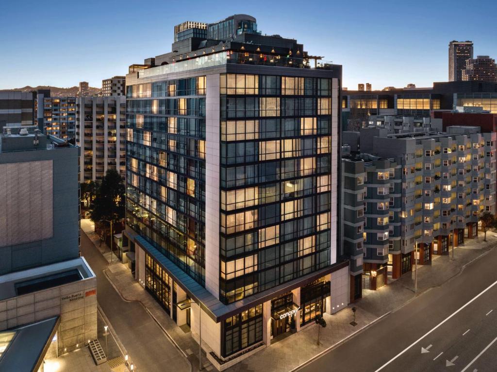 een uitzicht op een hoog gebouw in een stad bij Canopy by Hilton San Francisco SoMa in San Francisco