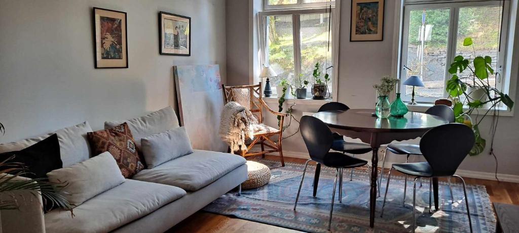 uma sala de estar com um sofá e uma mesa em Lolula Homy em Bergen