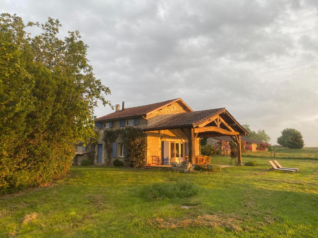 ein Haus mitten auf einem Feld in der Unterkunft Guest house avec vue sur 2 hectares in La Sauvetat-du-Dropt
