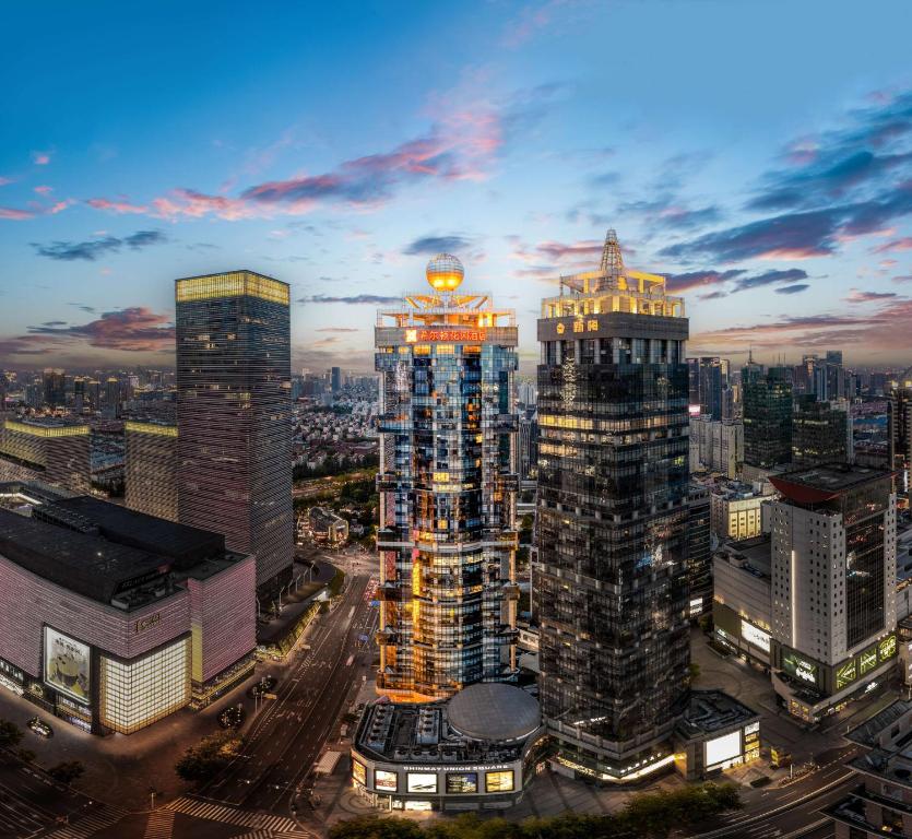 eine Skyline der Stadt in der Nacht mit hohen Gebäuden in der Unterkunft Hilton Garden Inn Shanghai Lujiazui in Shanghai