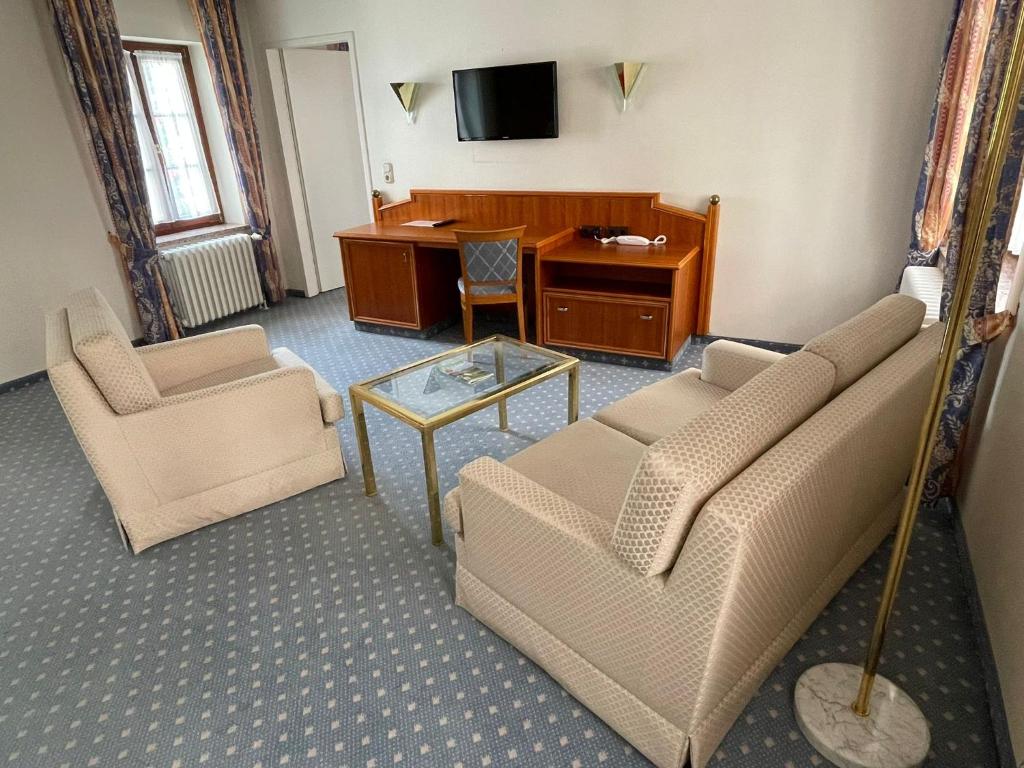 sala de estar con 2 sofás y escritorio en Antonappartements, en Dresden