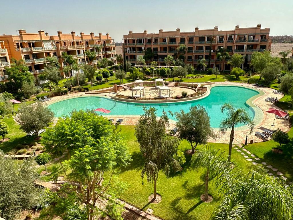 una imagen de una piscina en un complejo en Stunning Apartment - Panoramic pool view en Marrakech