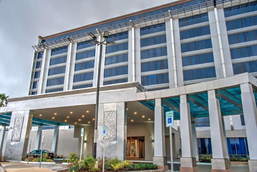 un gran edificio de oficinas con muchas ventanas en DoubleTree by Hilton Houston Brookhollow, en Houston
