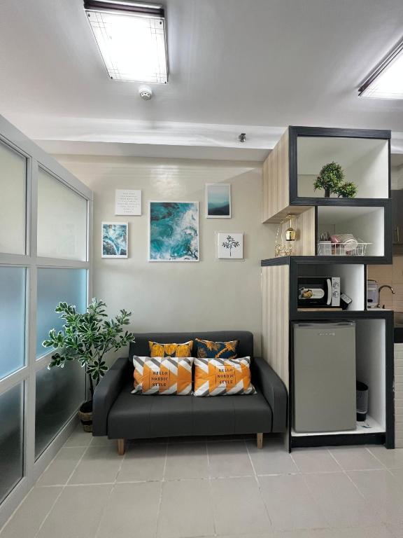 Netflix and Unli WIFI!!! The Elchies Room at Tagaytay Prime Residence - Deluxe Double Room With Balcony