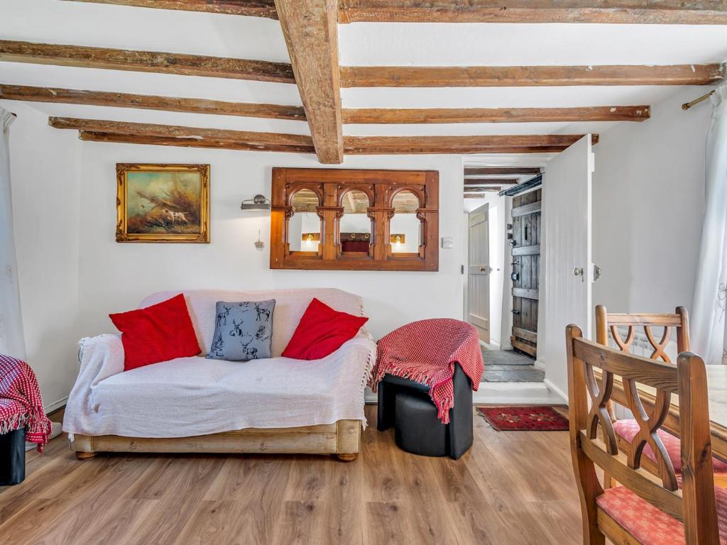 una sala de estar con sofá y techos de madera. en Pass the Keys Lovely Cottage just outside of Canterbury, en Canterbury