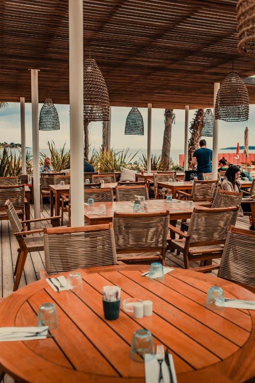 Ein Restaurant oder anderes Speiselokal in der Unterkunft Les Prairies de la Mer 