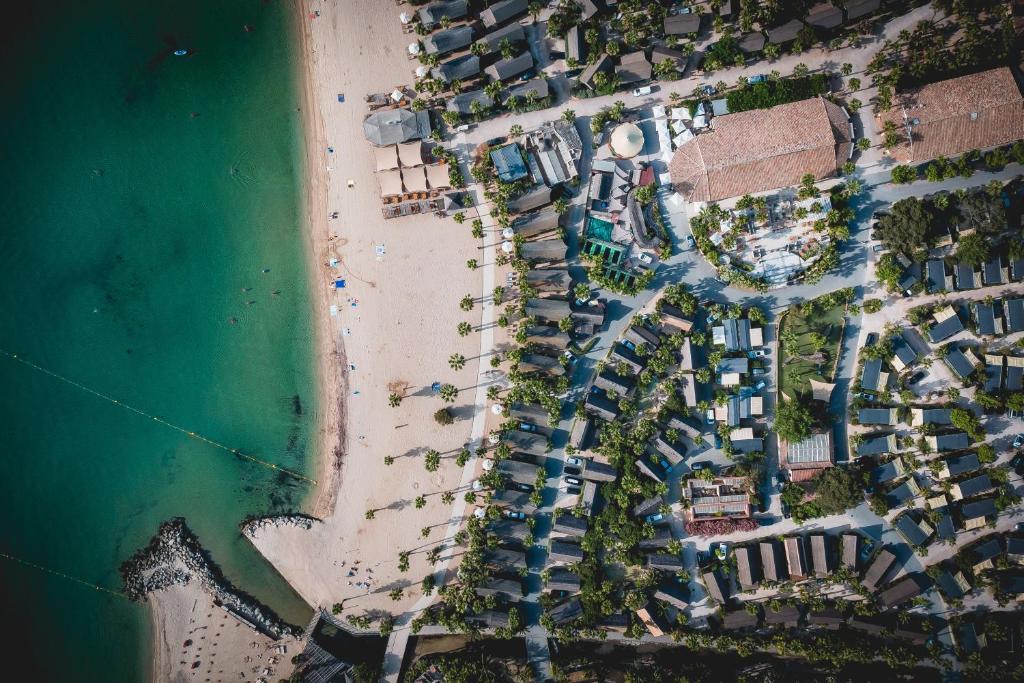 EMPLACEMENT AVEC SALLE DE BAIN PRIVÉE \ CAMPING SUR LA MER AVEC PISCINE  CONVENTIONNÉE Dès € 27,00