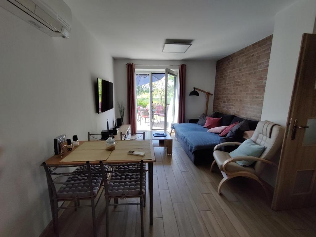 TV a/nebo společenská místnost v ubytování Apartman pod lipou - samostatny objekt - carport
