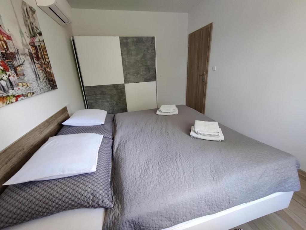 Postel nebo postele na pokoji v ubytování Apartman pod lipou - samostatny objekt - carport