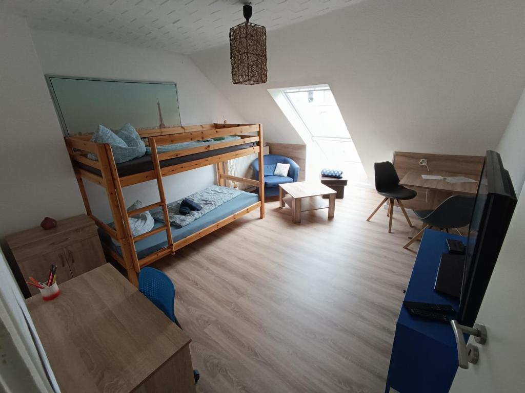 a room with two bunk beds and a desk at Ferienwohnung kleine Möwe mit E-Bike Verleih in Wilhelmshaven