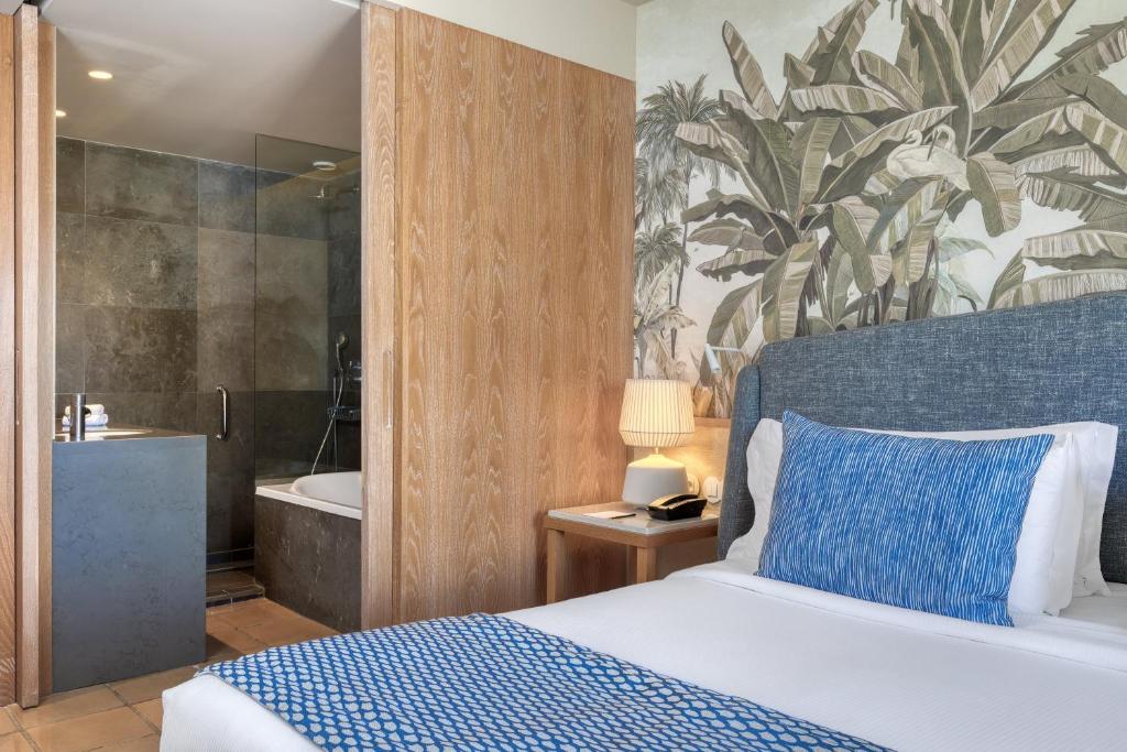 Een bed of bedden in een kamer bij Domes Lake Algarve, Autograph Collection