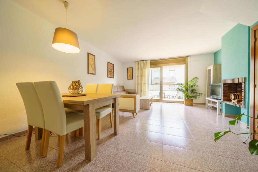 uma cozinha e sala de jantar com mesa e cadeiras em HomeHolidaysRentals Anglada - Costa Barcelona em Santa Susanna