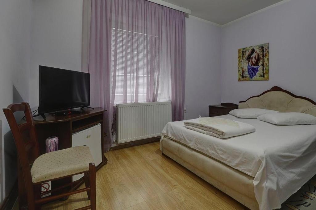 Postel nebo postele na pokoji v ubytování Hotel PERLA LDM Leskovac
