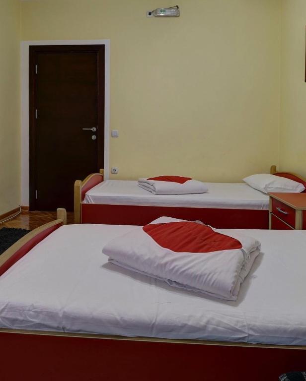 Postel nebo postele na pokoji v ubytování Hotel PERLA LDM Leskovac