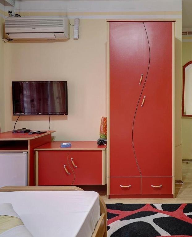TV a/nebo společenská místnost v ubytování Hotel PERLA LDM Leskovac