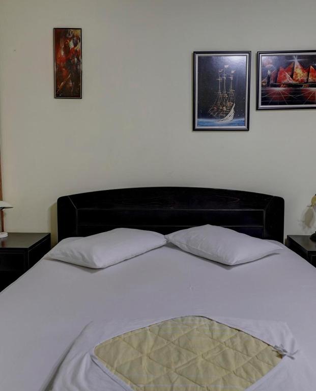 Postel nebo postele na pokoji v ubytování Hotel PERLA LDM Leskovac