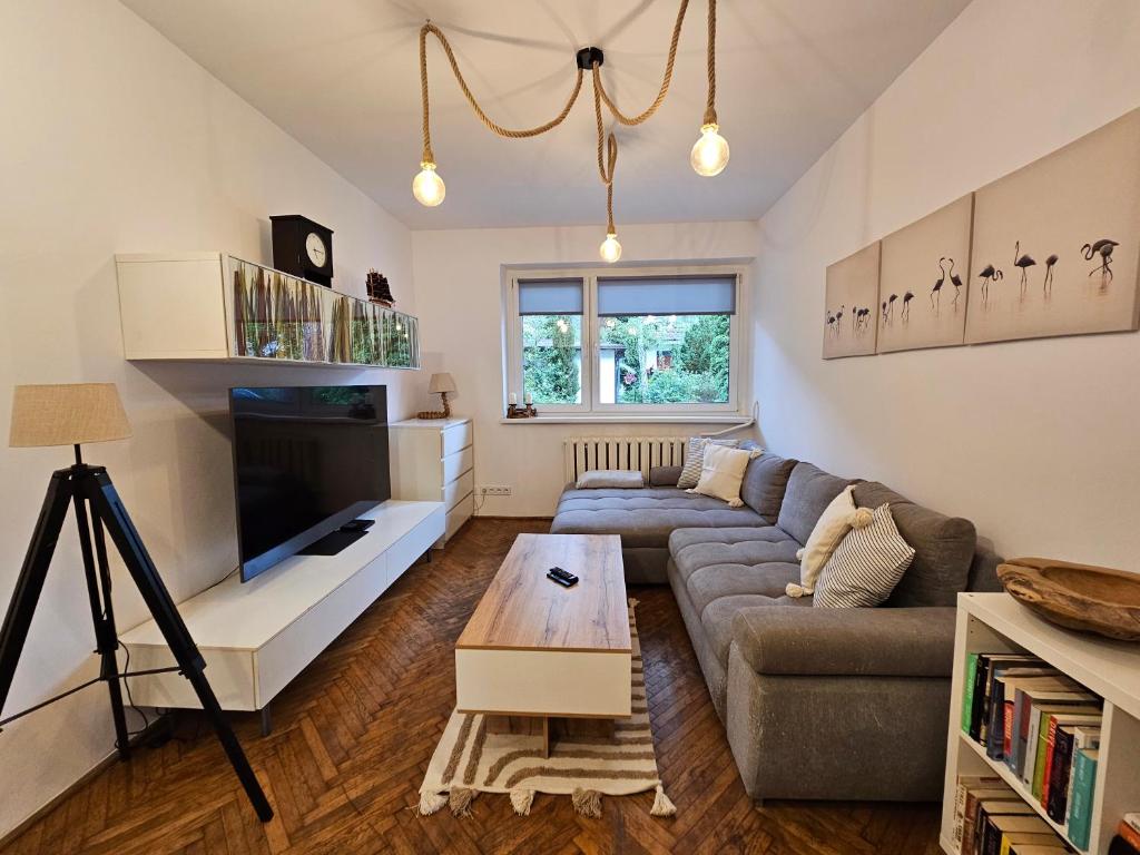 ein Wohnzimmer mit einem Sofa und einem Tisch in der Unterkunft Apartament Flaming in Jurata