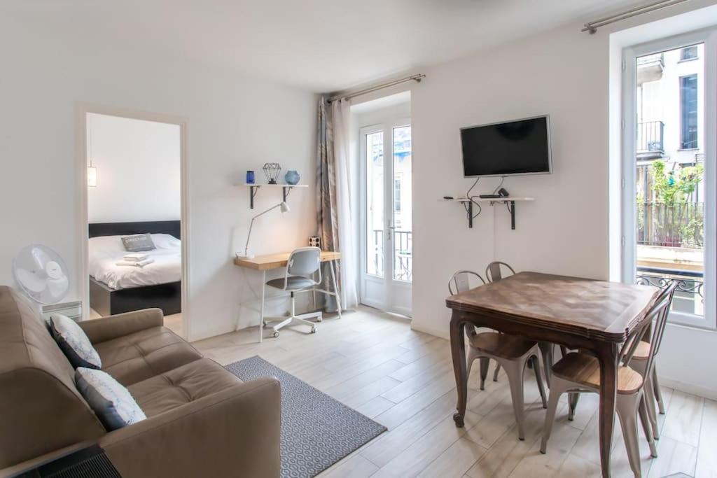 un salon avec un canapé et une table dans l'établissement S11 2 Pièces cosy place - Balcony, à Nice