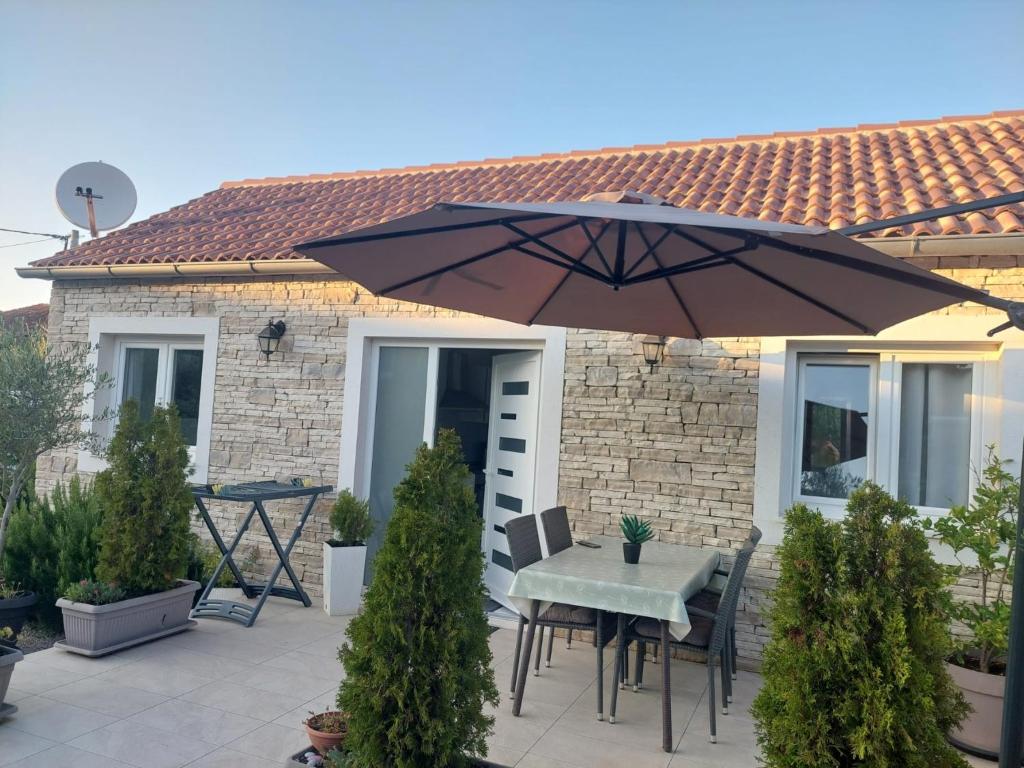 Patio alebo iná vonkajšia časť ubytovania Apartman Mandi