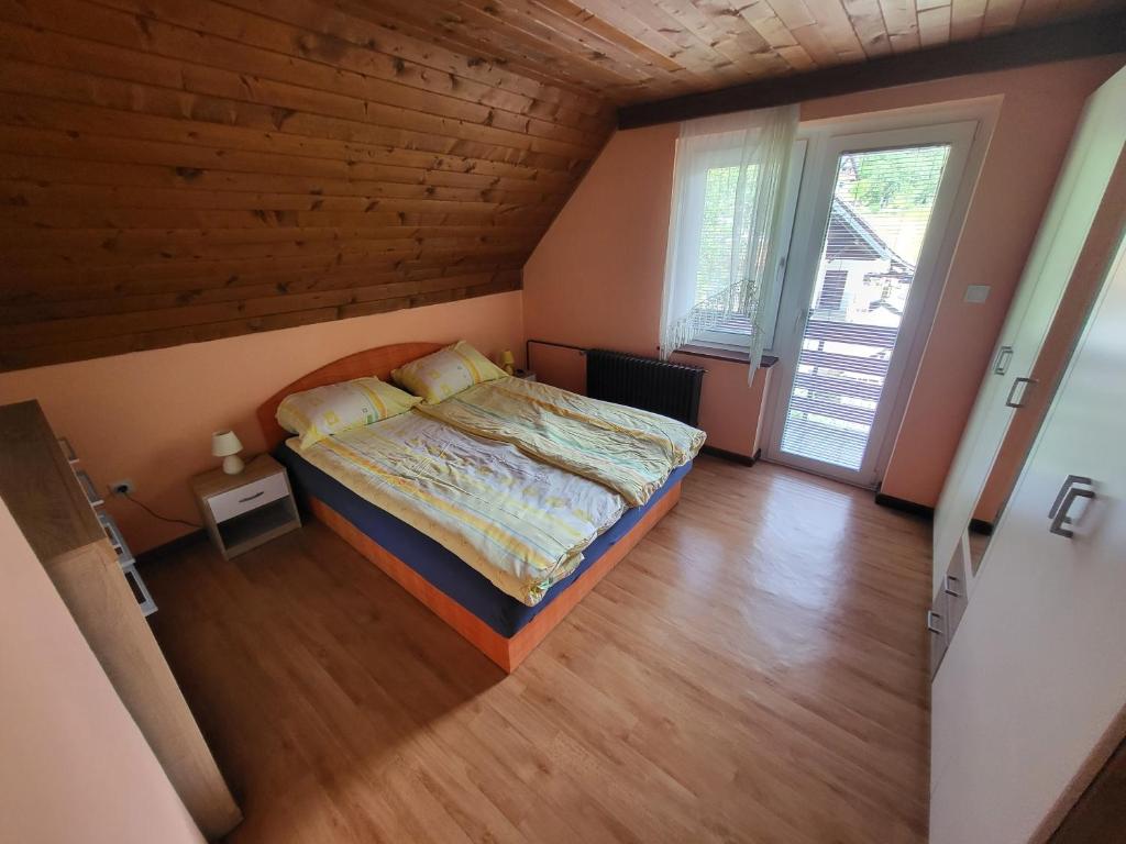ボーヒニにあるRooms MARETČのベッド付きのベッドルームのオーバーヘッドビュー