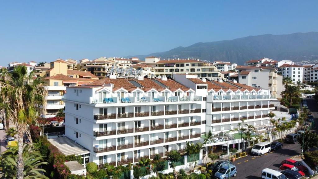 Nespecifikovaný výhled na hory nebo výhled na hory při pohledu z aparthotelu