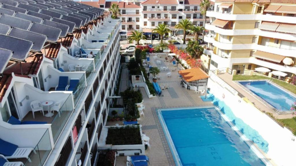 uma vista aérea de um resort com uma piscina em Apartamentos Pez Azul em Puerto de la Cruz