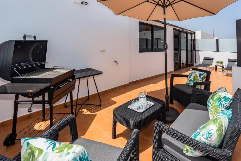 ein Wohnzimmer mit einem Klavier und Stühlen in der Unterkunft Eslanzarote ECO TANA HOUSE, super wifi, Tv satélite, Bbq in Playa Honda