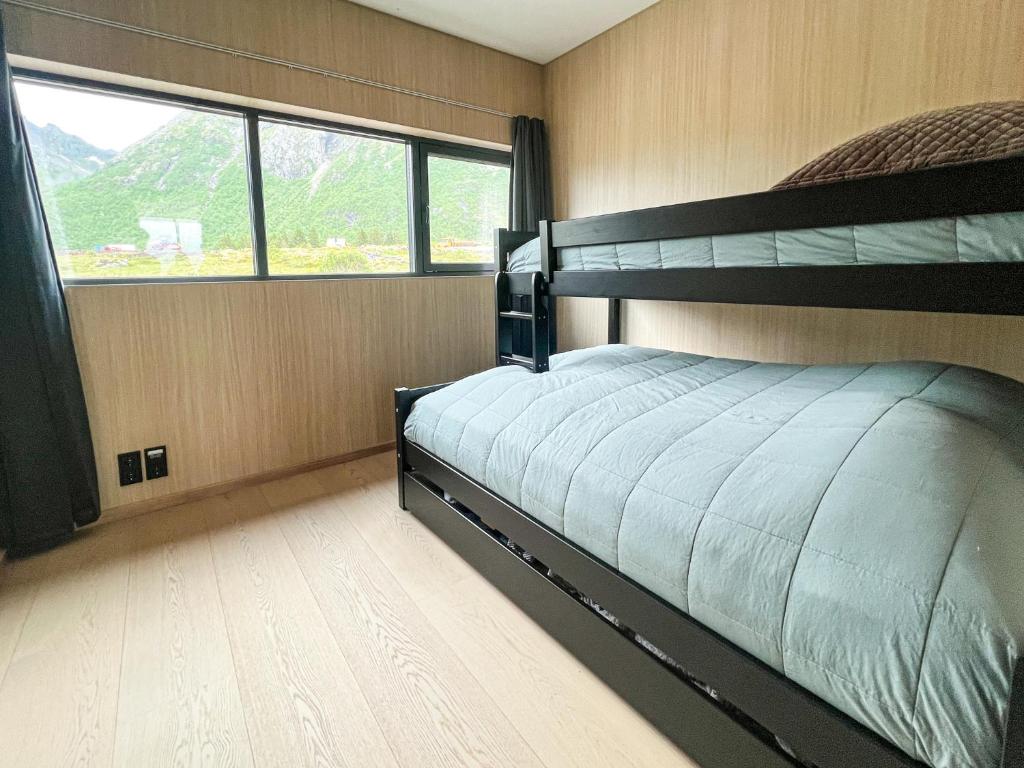 Postel nebo postele na pokoji v ubytování New luxury cabin near Henningsvær Lofoten