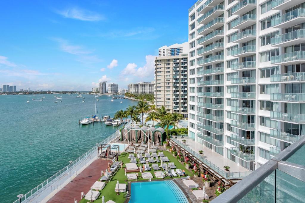 una vista sull'oceano dal balcone di un edificio di 1100 West South Beach Luxe Miami Condos by Joe Semary a Miami Beach