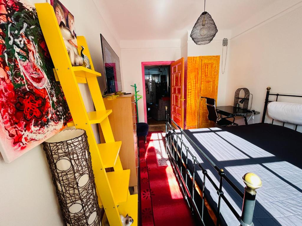 Pokój z łóżkiem i żółtą półką w obiekcie Stella's Home w Malmö
