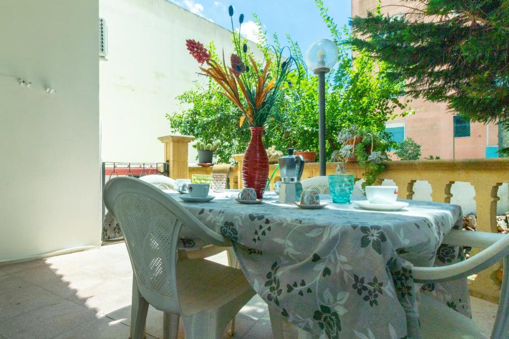カザラーノにあるFerrari Apartmentのテーブル(椅子付)とテーブルクロス