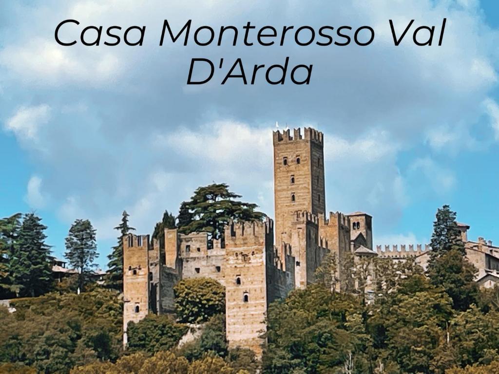ein Schloss auf einem Hügel mit dem Text casa montessori vaderdar in der Unterkunft Monterosso Val D’Arda in CastellʼArquato