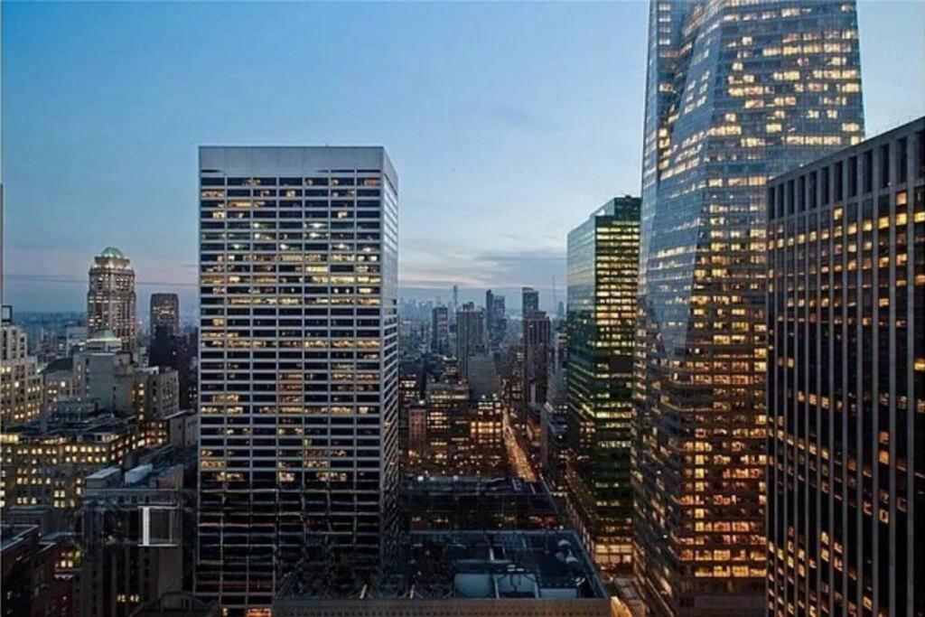 uitzicht op een stad met vele hoge gebouwen bij Beautiful 2BD Apartment near Times Square in New York