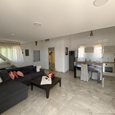 ein Wohnzimmer mit einem Sofa und einem Tisch in der Unterkunft Nasia’s house in Kineta
