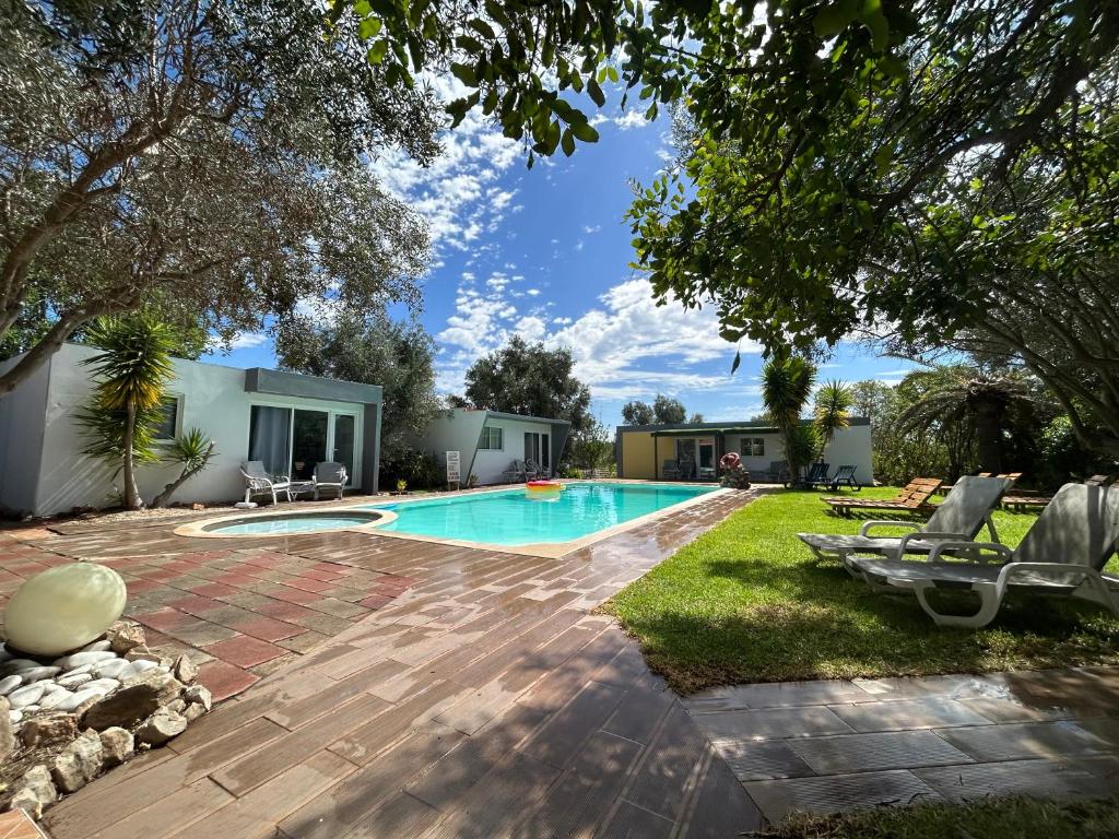una piscina in un cortile con due sedie a sdraio di Quinta da Joia a Silves