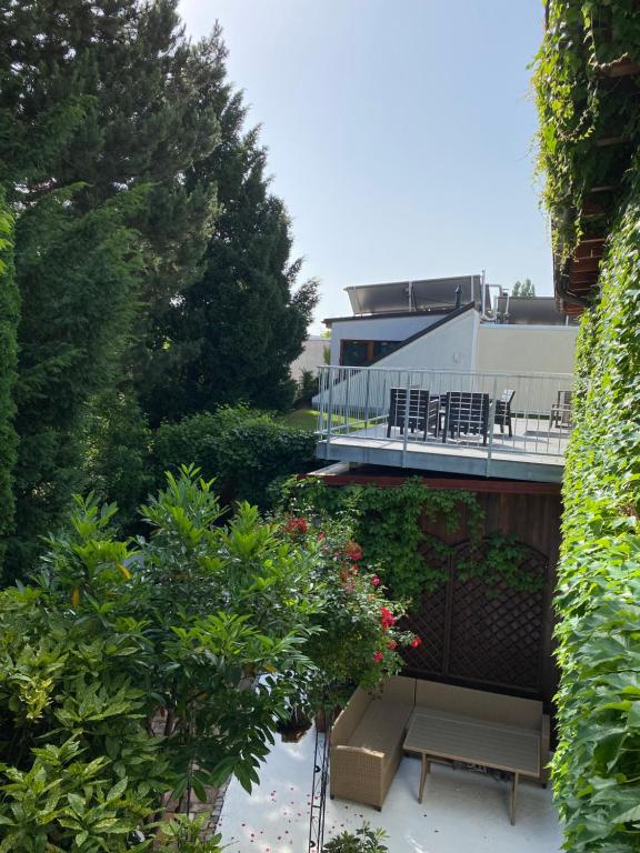 uma vista para um jardim com bancos e plantas em Little Paradise in the Center of Baden near Vienna em Baden