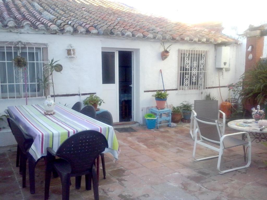 En terrasse eller udendørsområde på Charming House in Puente Mayorga + Sunny Terrace