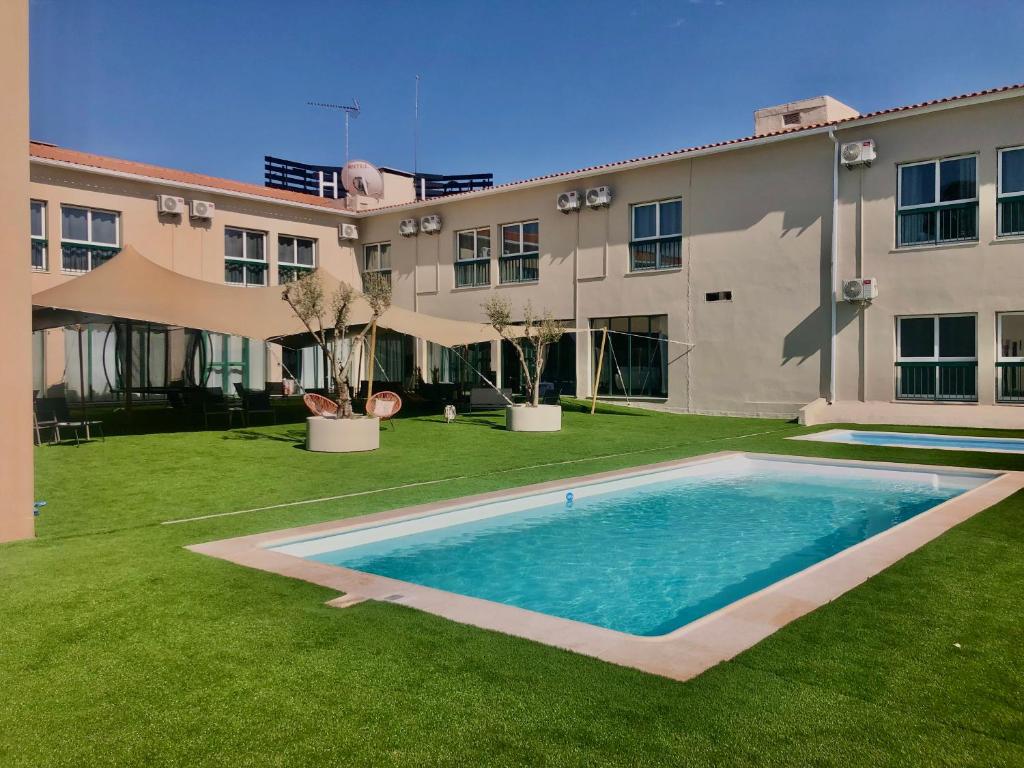 - une piscine dans la cour d'un bâtiment dans l'établissement Estremoz Hotel, à Estremoz