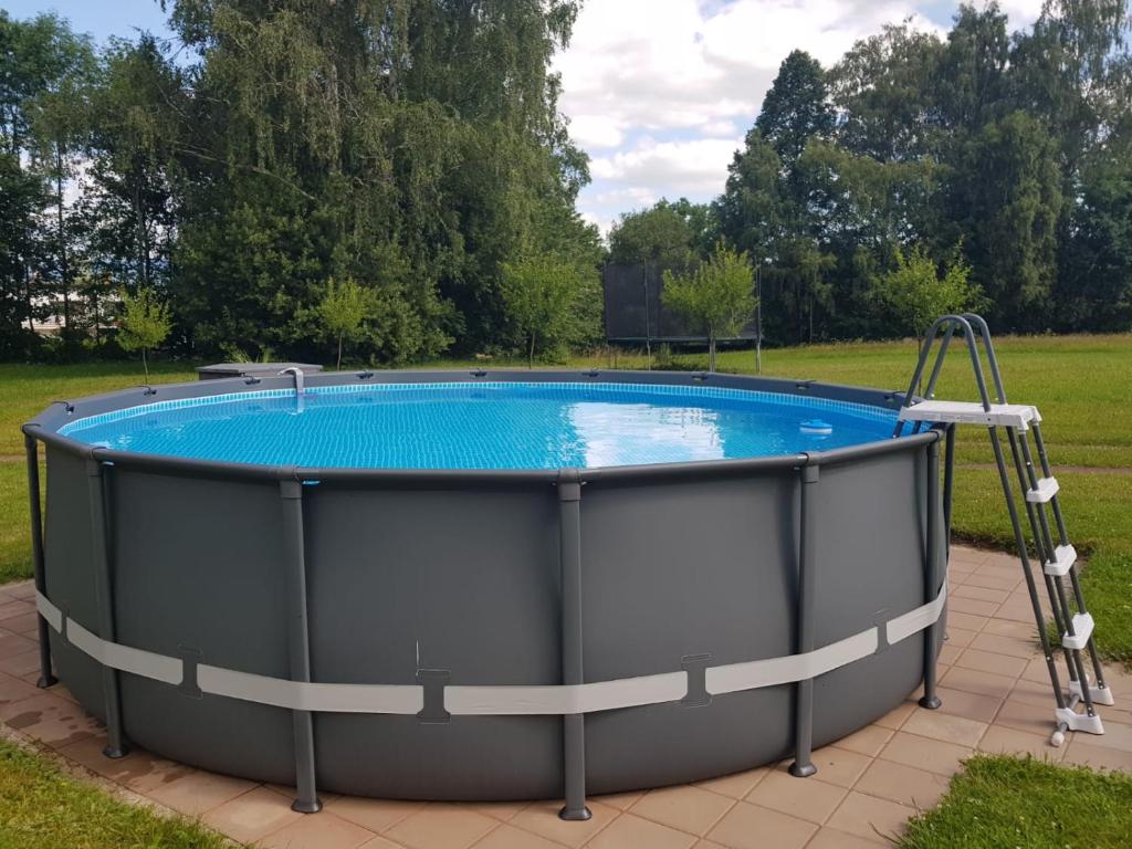 Bazén v ubytování Domeček s výhledem nebo v jeho okolí