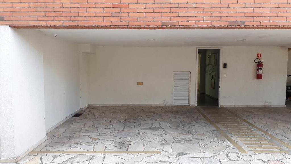A beira-mar com duas garagens